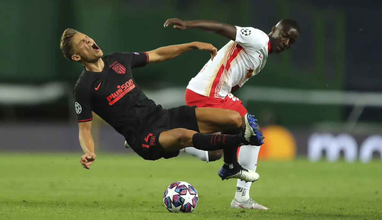 Pemain Atletico Madrid, Marcos Llorente saat dilanggar pemain RB Leipzig, Amadou Haidara pada perempat final Liga Champions di stadion Jose Alvalade di Lisbon, Portugal, Kamis, (13/8/2020). RB Leipzig menang tipis 2-1 dan melaju ke semifinal. (Miguel A. Lopes/Pool Photo via AP)