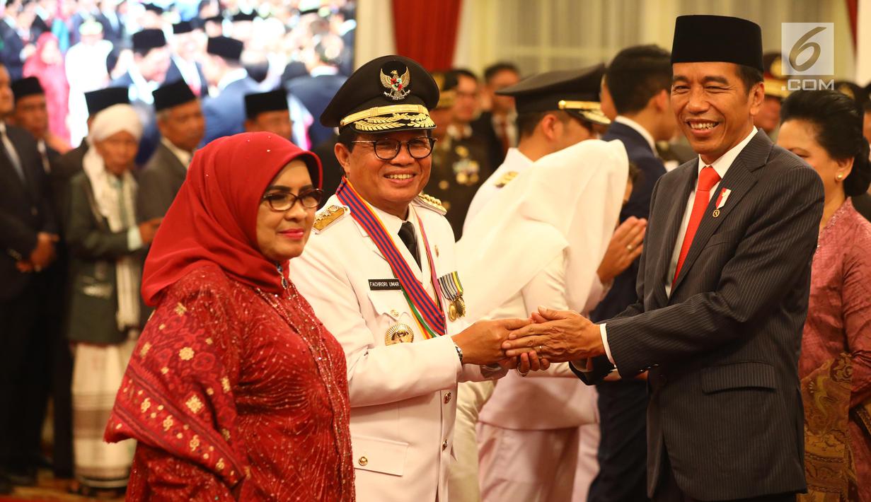 Presiden Joko Widodo memberi selamat kepada Gubernur Jambi definitif sisa masa jabatan 2016-2021, Fachrori Umar usai pelantikan di Istana Negara, Jakarta, Rabu (13/2). (Liputan6.com/Angga Yuniar)