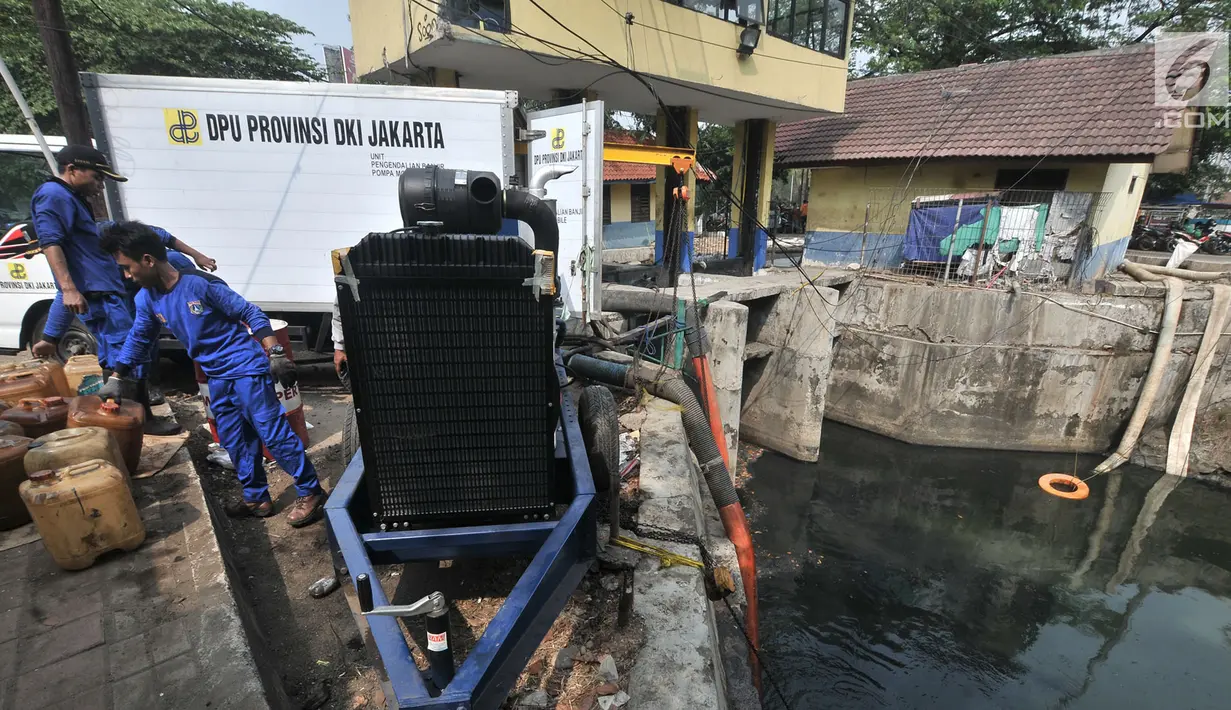 Petugas dari Dinas Sumber Daya Air menggunakan mesin saat penyedotan Kali Item, Jakarta, Kamis (2/8). Penyedotan dilakukan yang jaraknya sekitar 2,6 kilometer dari Wisma Atlet ini bertujuan mengurangi debit air dan bau. (Merdeka.com/Iqbal S. Nugroho)