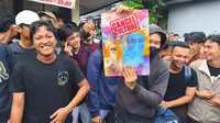 Sejumlah alumni SMPN 3 Depok menggelar aksi di depan sekolah menuntut pengusutan oknum guru melakukan pelecehan terhadap siswinya. (Foto: Liputan6.com/Dicky Agung Prihanto)