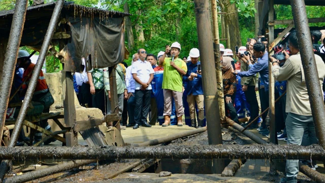 Menteri ESDM Bahlil Lahadalia meninjau langsung sumur rakyat di Musi Banyuasin