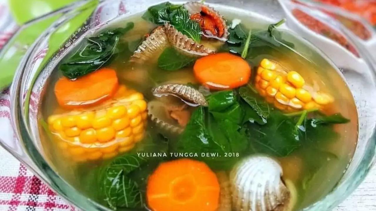 Daun bayam biasanya diolah dengan berbagai jenis masakan. Rasa dan teksturnya yang lembut membuat daun bayam cocok disantap dengan kuah atau tumisan.