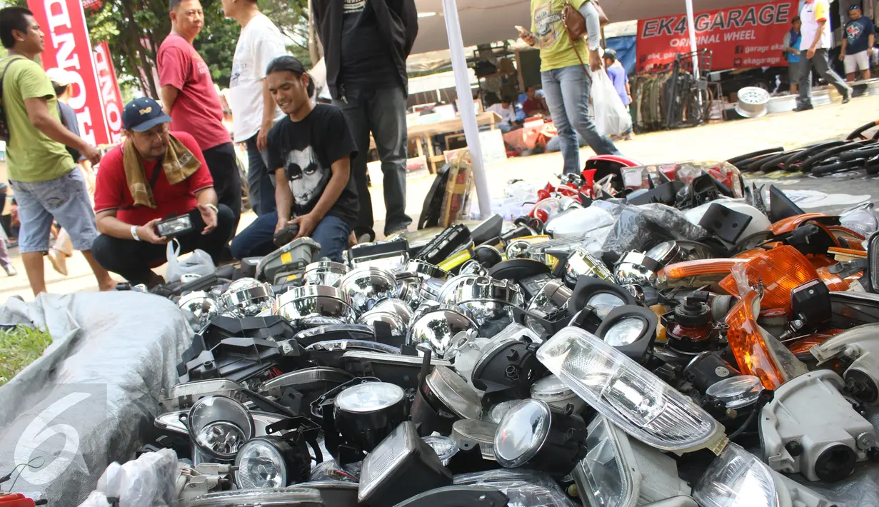Pengunjug melihat sejumlah produk di pameran Tumplek Blek 2017, Jakarta, Sabtu (1/4). Otobursa Tumplek Blek 2017 digelar 1 dan 2 April 2017. Kegiatan ini menargetkan transaksi sebesar Rp32,5 miliar. (Liputan6.com/Angga Yuniar)