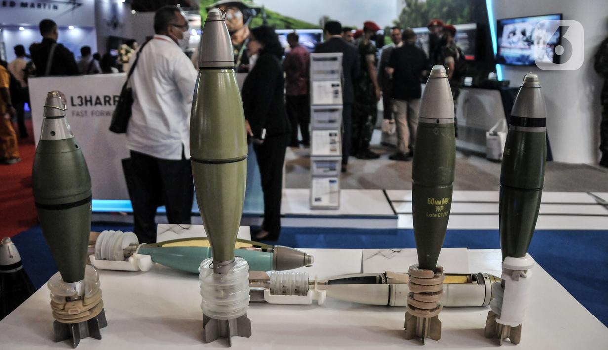 Contoh bom dihadirkan dalam pameran industri pertahanan Indo Defence 2022 Expo & Forum di JIExpo, Kemayoran, Jakarta, Rabu (2/11/2022). Kementerian Pertahanan bersama PT Napindo Media Ashatama menggelar pameran industri pertahanan terbesar se-Asia Tenggara bertemakan “Peace, Prosperity, Strong Defence” yang diikuti 905 perusahaan dari 59 negara dan berlangsung hingga 5 November mendatang. (merdeka.com/Iqbal S. Nugroho)