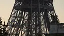 Menara yang dijuluki La Dame de Fer (Wanita Besi) ini akan tampil mencolok dalam Olimpiade Paris 26 Juli-11 Agustus dan Paralimpiade berikutnya. (AP Photo/Thomas Padilla)