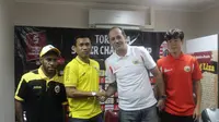 Kedua pemain Persija dan Sriwijaya FC sudah siap menjalani laga sengit di SUGBK. (Bola.com/Gerry Anugrah Putra)