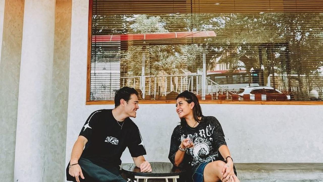 Lewat hubungan ini, Awkarin terlihat semakin dewasa dan matang.<br><br>