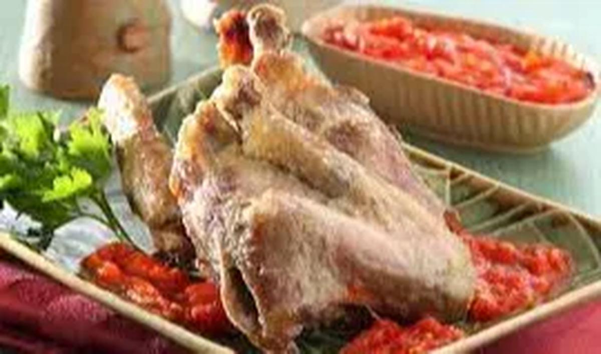 Menu khas nasi padang ada ayam pop, rendang, gulai tunjang, cincang, dendeng batako dan menu lainnya.