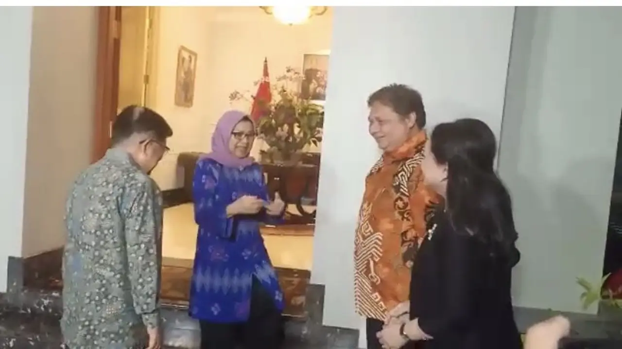 Ketua Umum Partai Golkar Airlangga Hartarto bersama sang istri, Yanti Isfandiari meyambangi kediaman seniornya di Partai Golkar, Jusuf Kalla di bilangan Brawijaya Jakarta Selatan.