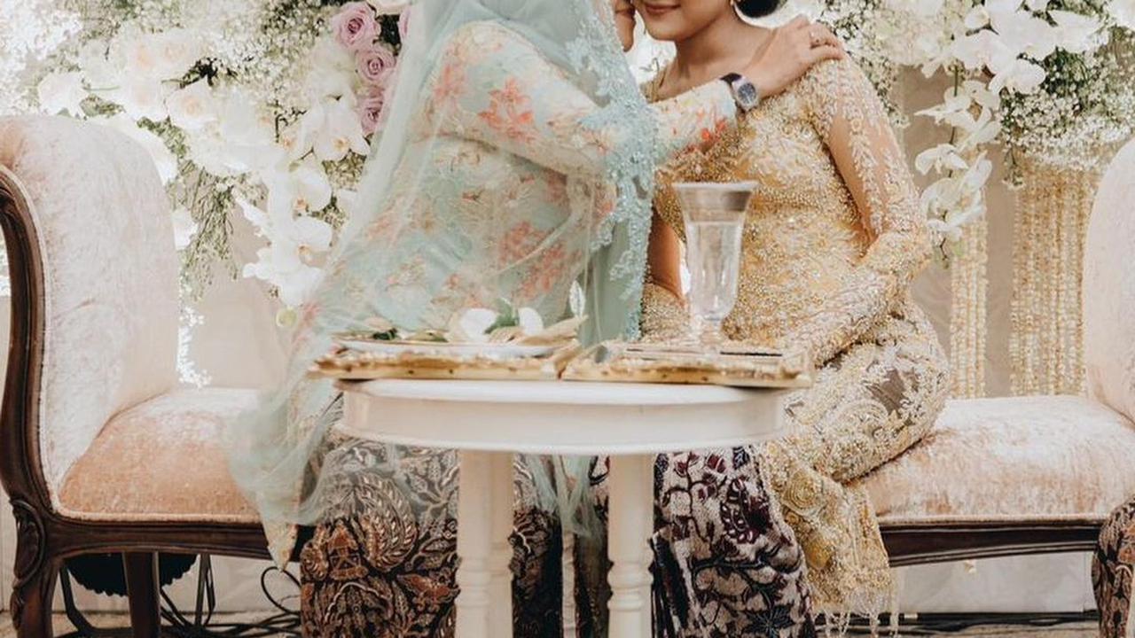 Erina Gudono jalani prosesi dulang pungkasan. (Foto: Michael Omar Liman dari Instagram @erinagudono)