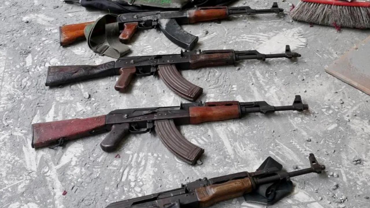Senjata pasukan Hamas itu terdiri senapan serbu AK-47, granat, mortir, RPG hingga roket anti-tank serta peralatan pendukung lainnya.