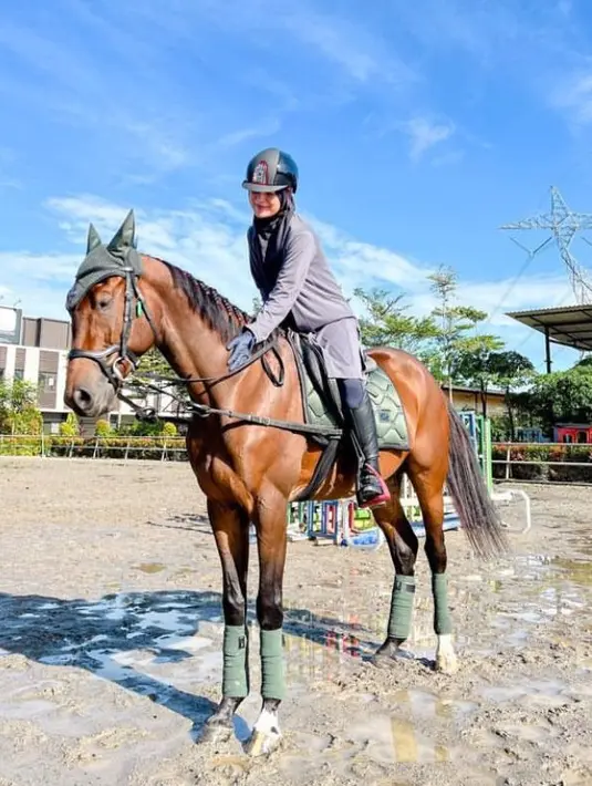 <p>Shireen Sungkar tetap terlihat fashionable dan aktif dalam berolahraga, salah satunya yaitu berkuda. (Instagram @shireensungkar)</p>