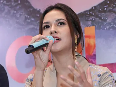 Penyanyi Raisa memberi keterangan saat jumpa pers soundtrack film Ayat-Ayat Cinta 2 di kawasan Setiabudi, Jakarta, Senin (27/11). Raisa mengisi soundtrack film Ayat-Ayat Cinta 2 dengan lagu berjudul "Teduhnya Wanita ". (Liputan6.com/Herman Zakharia)