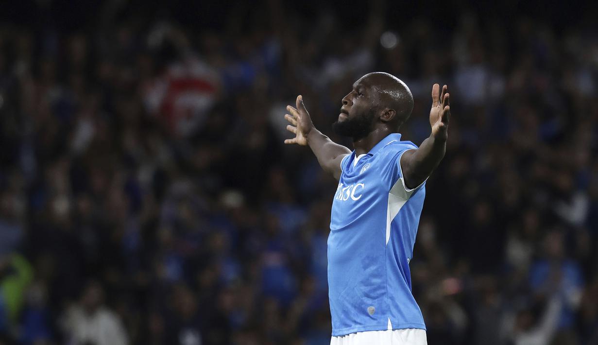 Pemain Napoli, Romelu Lukaku merayakan gol tendangan penaltinya ke gawang Como pada laga lanjutan Liga Italia 2024/2025 yang berlangsung di Stadion Diego Armando Maradona, Naples, Italia, Jumat (04/10/2024) WIB. (AP Photo/LaPresse/Alessandro Galofaro)