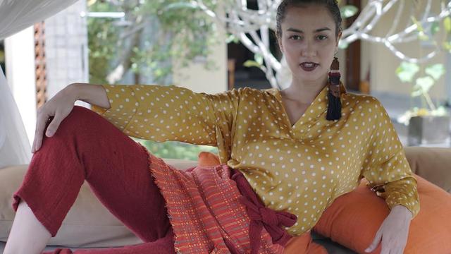 [Bintang] Atiqah Hasiholan