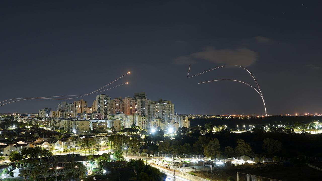 Rudal Iran Tembus Iron Dome, Warga Israel Dilanda Panic Buying dan Serbu Supermarket