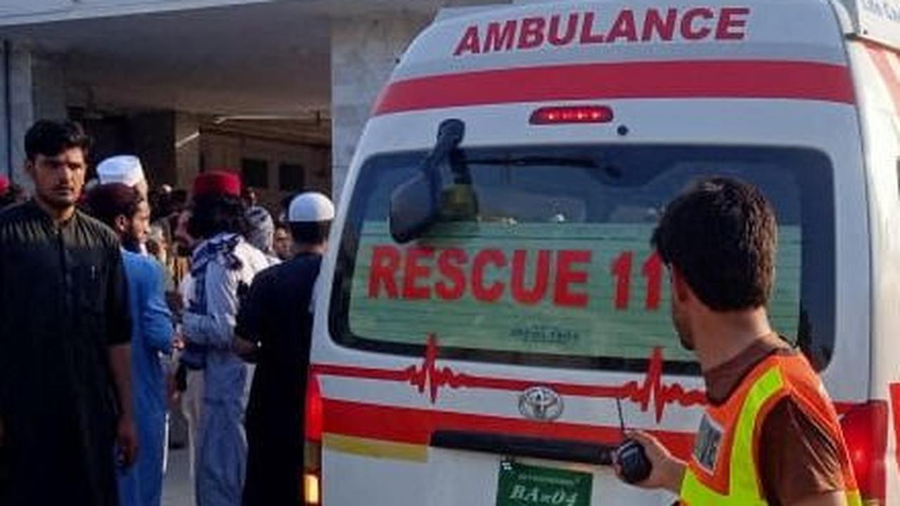 Hilir mudik mobil ambulans terlihat membawa dan menurunkan korban yang terluka ke rumah sakit, setelah ledakan di distrik Bajaur di Provinsi Khyber Pakhtunkhwa, Pakistan 30 Juli 2023.