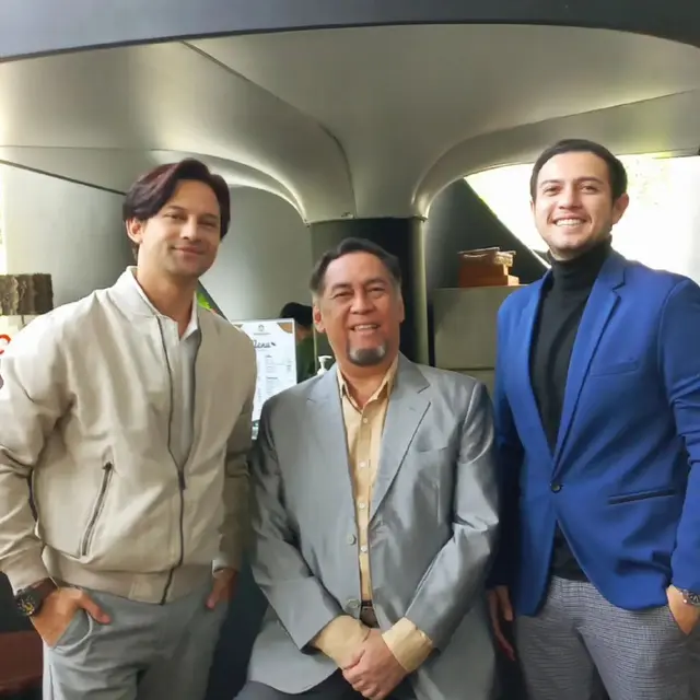 6 Potret Kenangan Joshua Pandelaki dengan Rekan Selebriti, Artis Senior yang Hangat