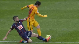 Pemain Eibar, David Junca mencoba menghalangi laju pemain Barcelona, Lionel Messi  pada laga pekan ke-28 La Liga Spanyol 2015-2016 di Stadion Municipal de Ipurua, Minggu (6/3/2016) malam WIB. (REUTERS/Vincent West)