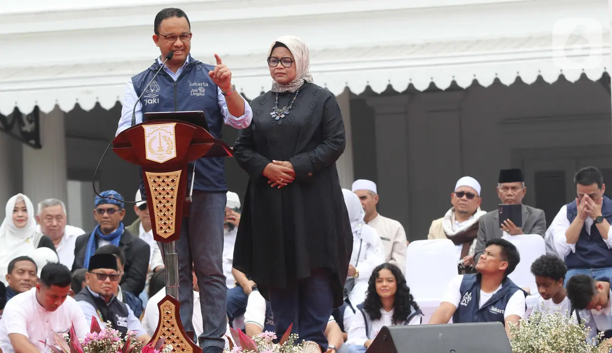 Gubernur DKI Jakarta Anies Baswedan didampingi Istri Fery Farhati memberikan sambutan saat acara perpisahan di Balai Kota, Jakarta pusat, Minggu (16/10/2022). Pemprov DKI Jakarta bersama relawan menggelar acara perpisahan untuk Gubernur DKI Jakarta Anies Baswedan yang masa jabatannya berakhir tepat hari ini. (Liputan6.com/Herman Zakharia)