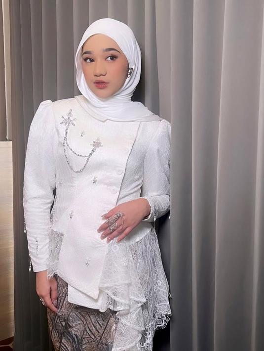 Agar tampil maksimal di pernikahan sahabat, wajah cantik Nabila Taqiyyah ini dipoles oleh MUA ternama di Surabaya. Dalam tangkapan layar direct message (DM) Instagram yang diunggah oleh sang MUA, Nabila Taqiyyah akui suka dengan puas dengan hasil polesan tangan ajaib sang MUA. Terbukti netizen juga banyak yang memuji penampilan Nabila Taqiyyah. (Liputan6.com/IG/@bynouramakeup)
