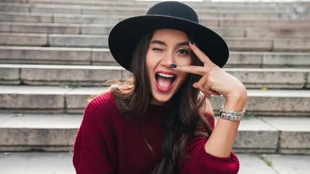 baju merah topi gaya imut ceria