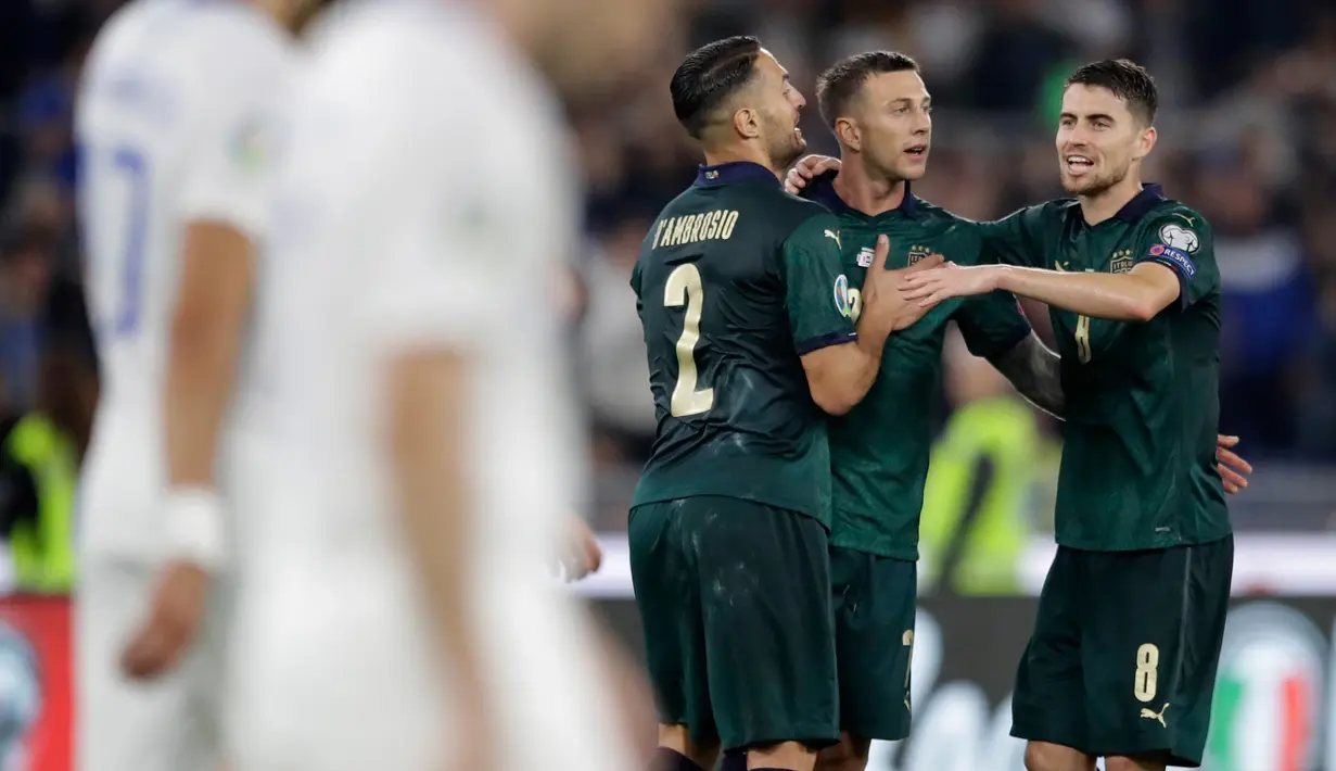 Striker timnas Italia, Federico Bernardeschi (kedua kanan) bersama rekan setimnya mereyakan gol ke gawang Yunani pada pertandingan grup J babak kualifikasi Piala Eropa 2020 di Stadio Olimpico, Sabtu (12/10/2019). Italia lolos ke putaran final setelah mengalahkan Yunani 2-0. (AP/Alessandra Tarantino)