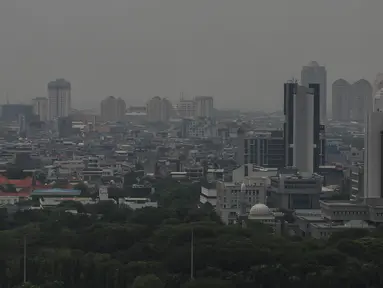 Lanskap gedung pencakar langit diambil dari kawasan Jakarta Pusat, Senin (26/9/2022). Berdasarkan situs IQAir, Jakarta beberapa kali meraih jawara Indeks kualitas udara (Air Quality Index/ AQI) terburuk dunia. (Liputan6.com/Johan Tallo)