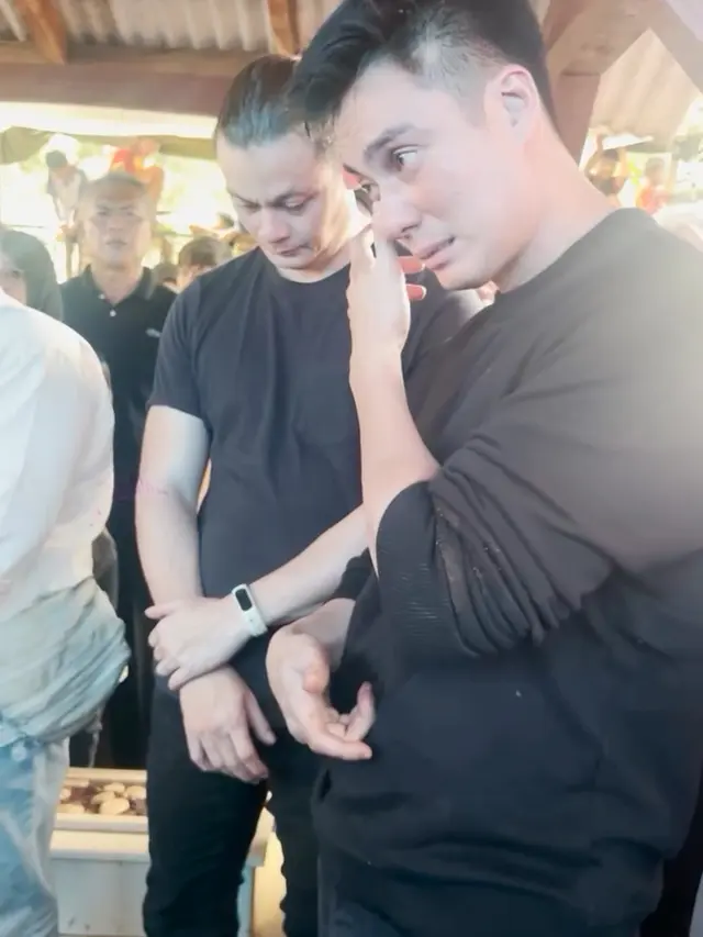 Momen Haru Pemakaman Ayah Baim Wong ada Disamping Istri