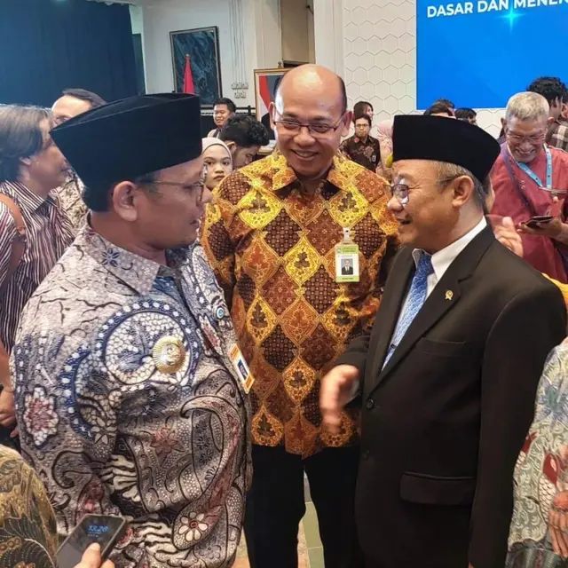 Plt. Bupati Kudus Dr. M. Hasan Chabibie ngaturake panuwun marang Abdul Mu'ti sing kapasrahake dadi Menteri Pendidikan Dasar. (Liputan6.com/Arief Pramono)