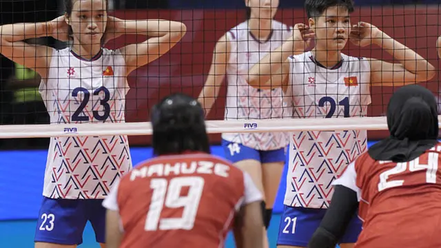 Timnas Voli Putri Indonesia U21 berhadapan dengan Vietnam U21 di laga pertama babak penyisihan Pool A FIVB Putri U21 2025, Kamis (07/08/2025). (Mitchell Soeharsono)