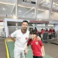 6 Potret Raffi Ahmad Nonton Timnas Indonesia Lawan China, Ajak Rafathar Hingga Pose Bareng Erick Thohir