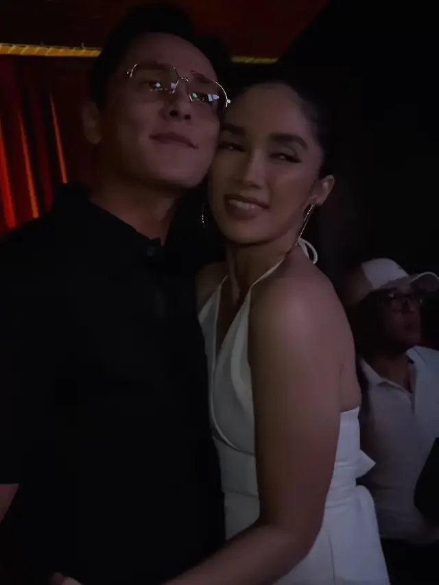 Andhika Pratama baru saja menggelar acara ulang tahun yang ke-37, dia pun terlihat bermesraan dengan sang istri