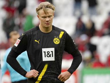 Striker Borussia Dortmund, Erling Haaland, tampak kecewa usai ditaklukkan Augsburg pada laga Bundesliga, Minggu (27/9/2020). Augsburg menang dengan skor 2-0. (Matthias Balk/dpa via AP)