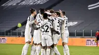 Pemain Juventus merayakan gol Dejan Kulusevski pada laga babak 16 besar Piala Italia antara Juventus dan Genoa di stadion Allianz di Turin, Italia, Rabu, 13 Januari 2021. (Marco Alpozzi / LaPresse via AP)