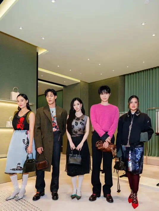 Pada 28 Agustus 2026 lalu, Prada mengadakan coktail party untuk merayakan pembukaan Butik Prada Paragon Singapura yang baru direnovasi. Dihadiri selebritas Asia dari  Karina Aespa, Hwang In-Youp, Raisa Andriana, Tatjana Saphira, hingga Meerqeen. / Foto dok: Prada.