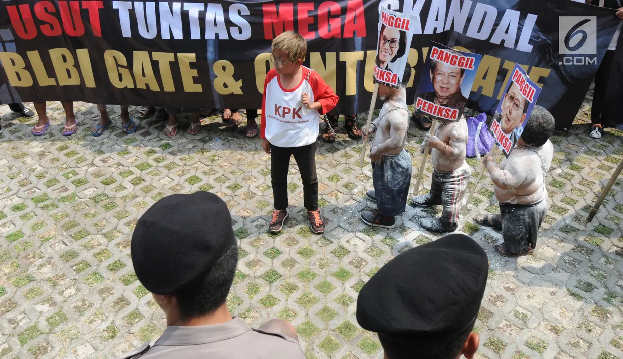 Polisi menjaga unjuk rasa yang dilakukan oleh ratusan massa Hidupkan Masyarakat Sejahtera (HMS) di depan Gedung KPK, Jakarta, Rabu (17/7). Massa menuntut KPK segera menuntaskan kasus mega skandal BLBI dan Century. (Merdeka.com/Dwi Narwoko)