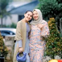 Semakin akrab bak sudah resmi jadi satu keluarga, lihat di sini gaya kembaran Ayu Ting Ting bareng calon ibu mertua dan adik ipar. [@ayutingting92]