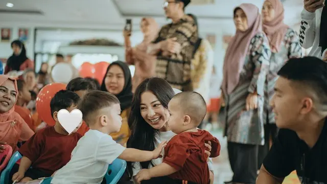 Nikita Willy dan Issa Xander bermain bersama. [Foto: Instagram/nikitaofficial94]