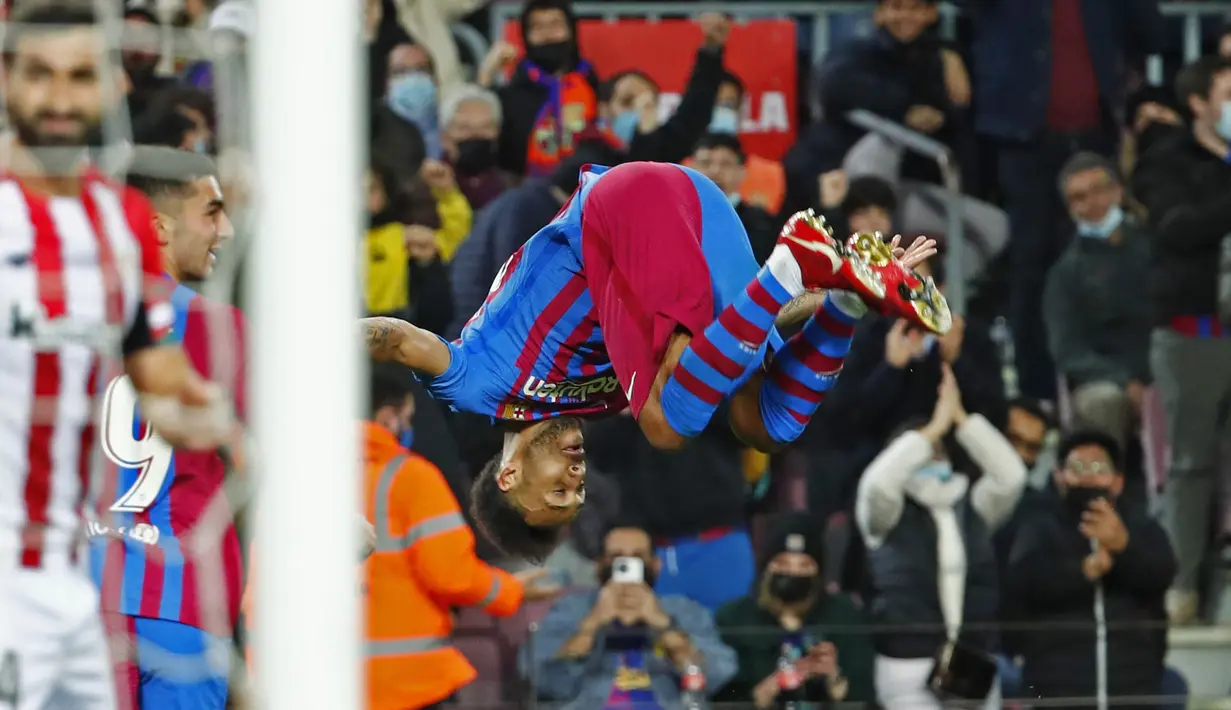 Gol-gol  Barcelona pada laga ini dicetak oleh Pierre-Emerick Aubameyang, Ousmane Dembele, Luuk de Jong dan Memphis Depay. (AP/Joan Monfort)