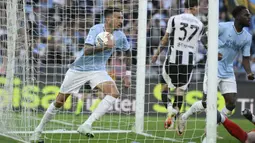 Pemain Lazio, Matias Vecino (kiri) merayakan gol penyeimbang 1-1 ke gawang Juventus dalam laga lanjutan Liga Italia 2024/2025 di Olympic Stadium, Roma, Italia, Sabtu (10/05/2025) waktu setempat. (AP Photo/LaPresse/Fabrizio Corradetti)