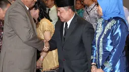 Plt Ketua KPK Taufiqurachman Ruki menyalami Kepala Biro Hukum KPK yang baru Kombes Pol Setiadi (kedua kanan) usai upacara pelantikan di gedung KPK, Jakarta, Rabu (16/9). Setiadi sebelumnya bertugas pada biro Hukum Mabes Polri. (Liputan6.com/Helmi Afandi)
