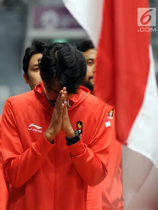 Salah satu kontingen Indonesia untuk Asian Games 2018 memberikan hormat pada bendera Merah Putih saat upacara pengukuhan di Istora Senayan, Jakarta, Minggu (5/8). Upacara dipimpin Menko PMK Puan Maharani. (Liputan6.com/Helmi Fithriansyah)