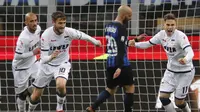 Pemain Crotone, Andrea Barberis, merayakan gol ke gawang  Inter Milan pada  pertandingan lanjutan  Serie A, di Giuseppe Meazza, Minggu (4/2/2018) dini hari WIB. (AP/Antonio Calanni).