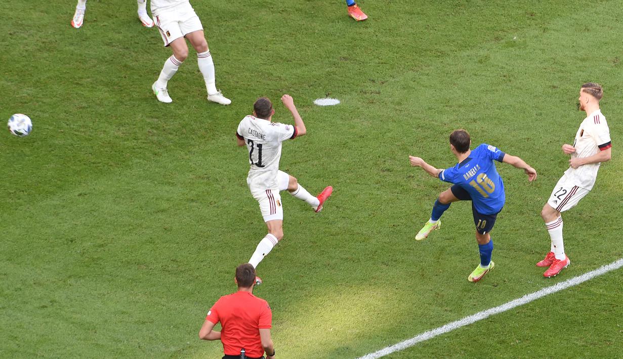 Skor kacamata di babak pertama akhirnya berubah semenit setelah dimulainya babak kedua. Nicolo Barella sukses membuka keunggulan Italia lewat tendangan first time dari ujung kotak penalti. (AFP/Pool/Massimo Rana)