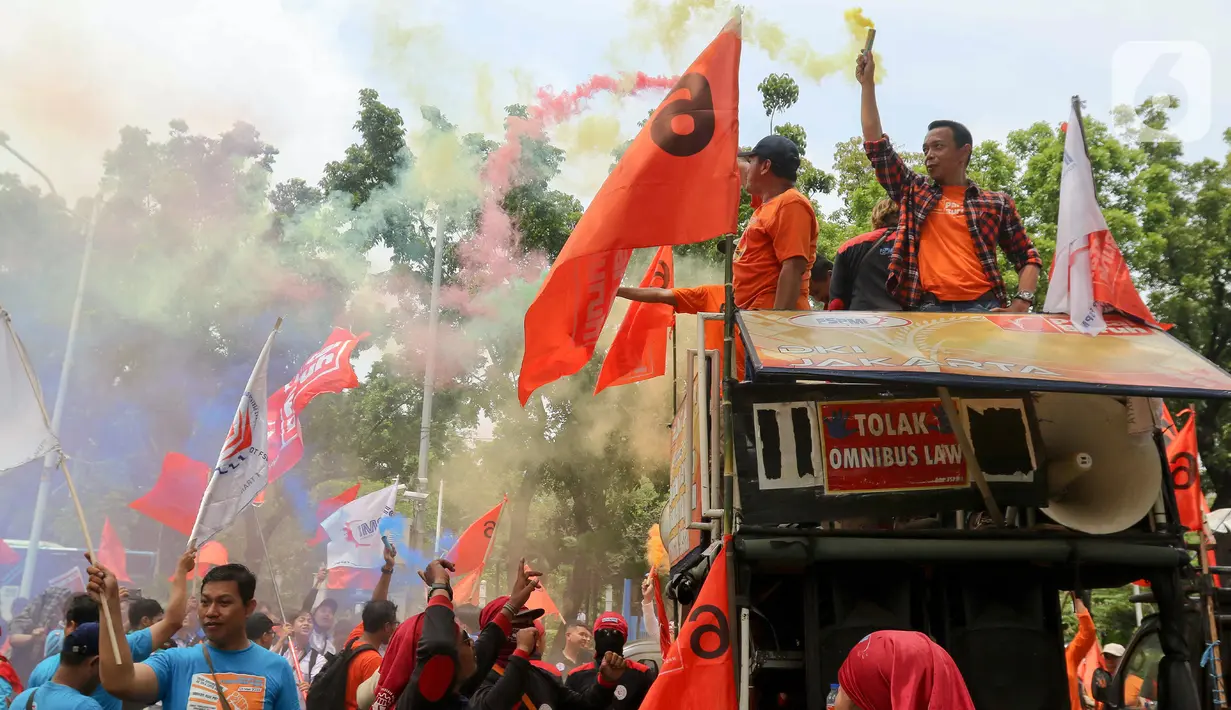 Massa Partai Buruh mulai berdatangan dengan mobil komando, disusul penjagaan aparat polisi. Akibat aksi ini, jalanan depan Balai Kota DKI macet. (Liputan6.com/Herman Zakharia)