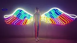Penyanyi Katy Perry foto di depan instalasi berbentuk sayap dalam festival seni Burning Man di Nevada, AS. Festival tahunan ini telah berjalan 30 tahun.  (Instagram.com/katyperry)
