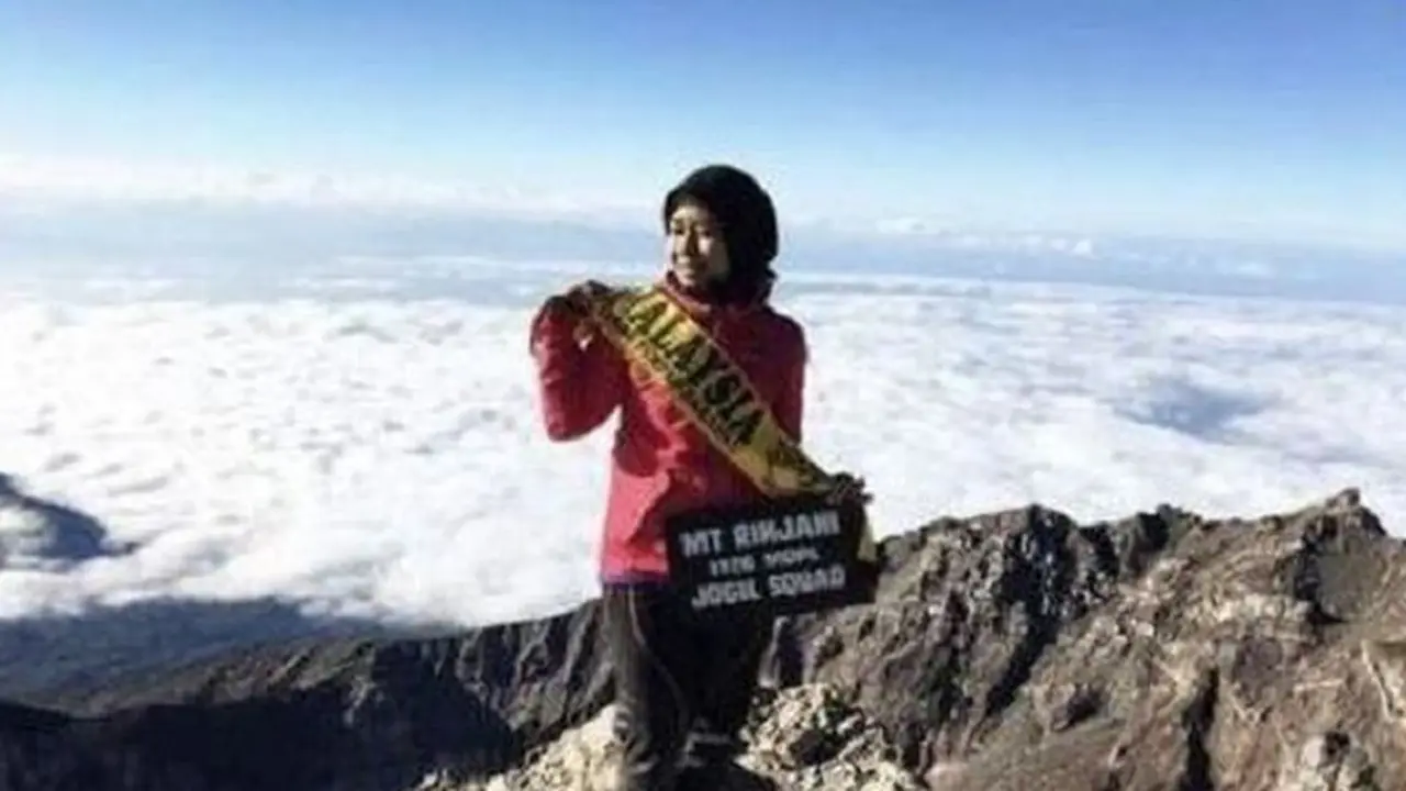 Unggahan foto Siti Nur Iesmawida Ismail saat mencapai puncak Gunung Rinjani (Facebook/Siti Nur Iesmawida Ismail)