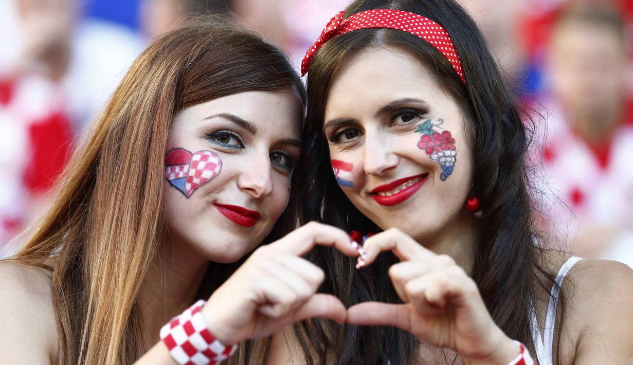 Fans Kroasia memberikan salam saat menantikan laga grup D antara Kroasia melawan Spanyol di Stadion de Bordeaux, Bordeaux, Prancis, (21/6/16). (REUTERS/Michael Dalder)