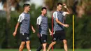 Pemain baru Inter Miami, Luis Suarez (kiri) berjalan bersama Lionel Messi (tengah) dan Sergio Busquets saat latihan pramusim Inter Miami di Florida Blue Training Center, dekat DRV PNK Stadium, Florida, Fort Lauderdale, Sabtu (13/01/2024) waktu setempat. (AFP/Getty Images/Megan Briggs)